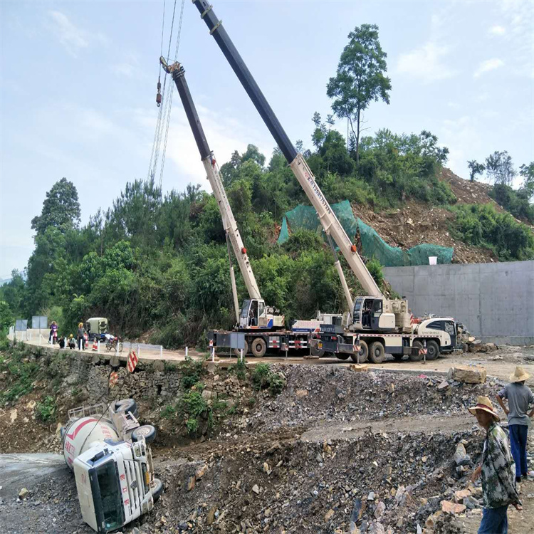 常州新北汽车掉沟里叫吊车救援要多少钱